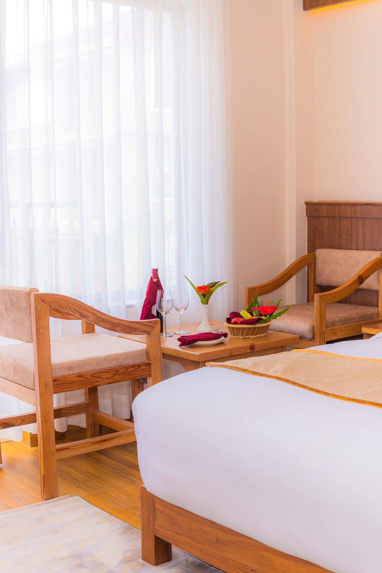 Temple Himalaya Hotel & Spa Pokhara Dış mekan fotoğraf