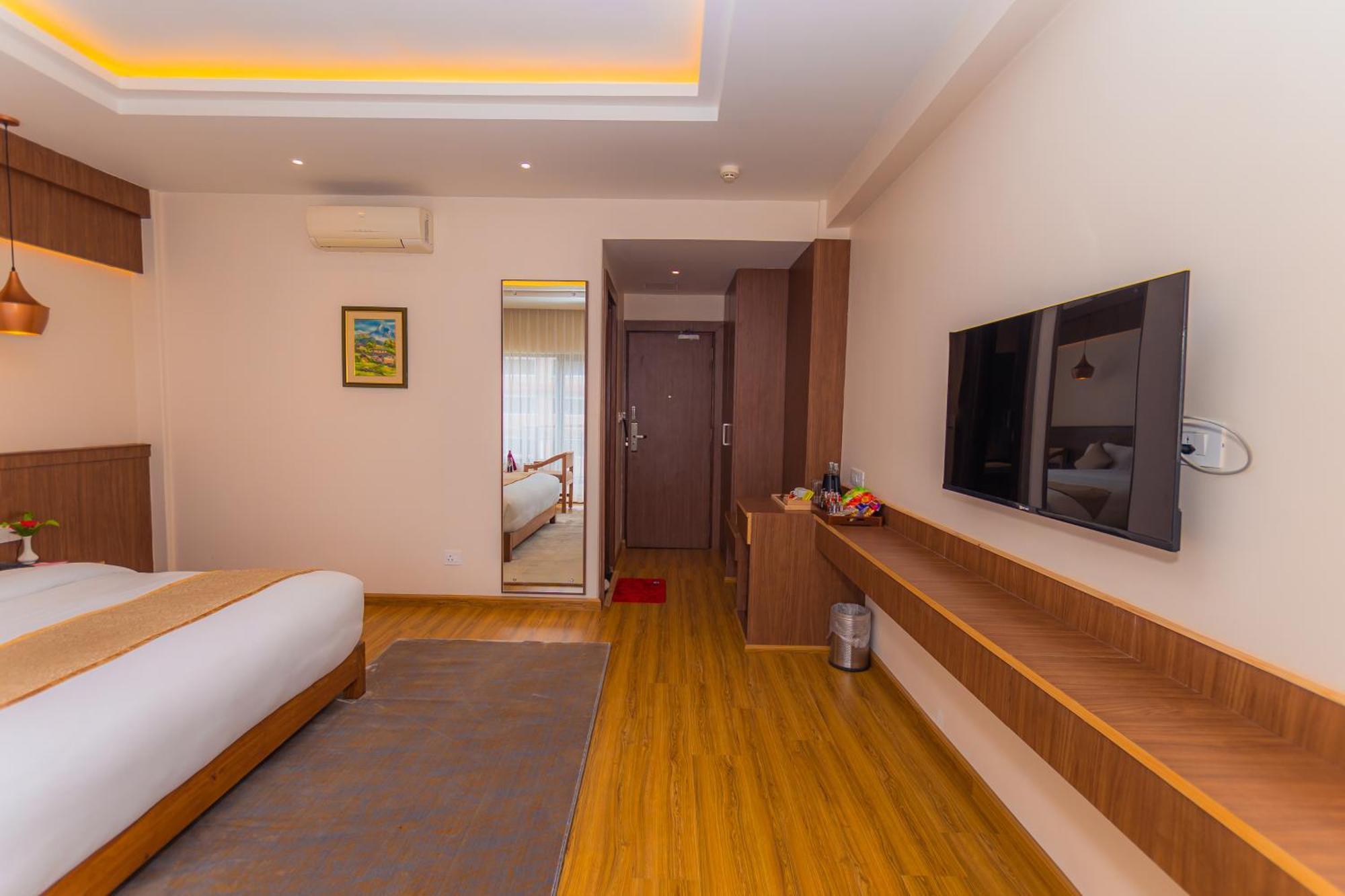 Temple Himalaya Hotel & Spa Pokhara Dış mekan fotoğraf