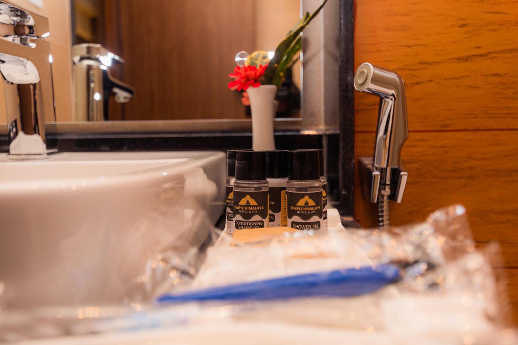 Temple Himalaya Hotel & Spa Pokhara Dış mekan fotoğraf