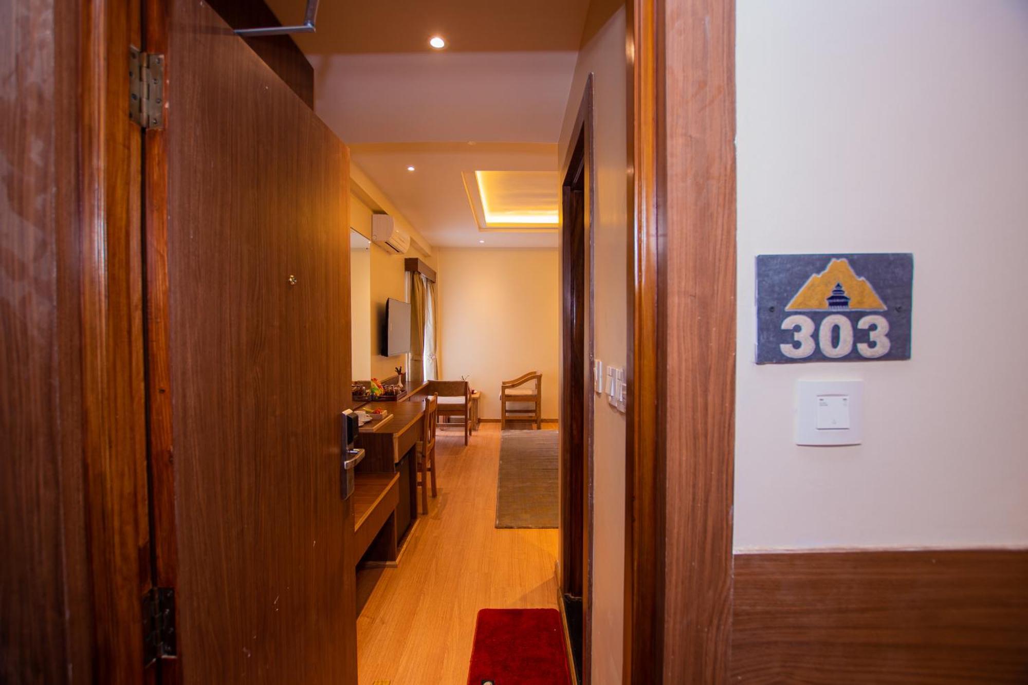 Temple Himalaya Hotel & Spa Pokhara Dış mekan fotoğraf
