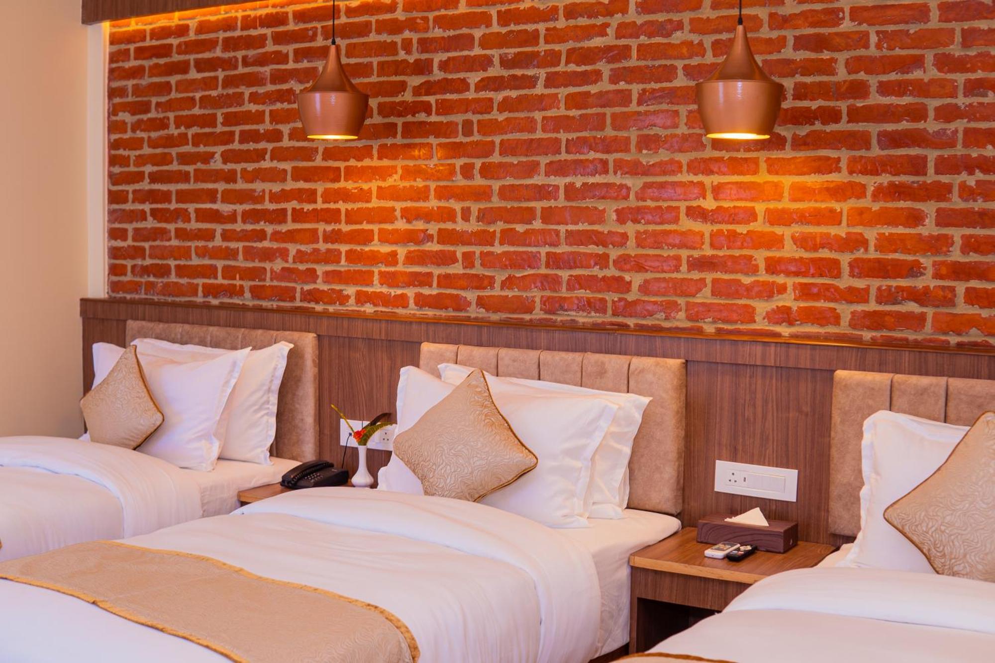 Temple Himalaya Hotel & Spa Pokhara Dış mekan fotoğraf