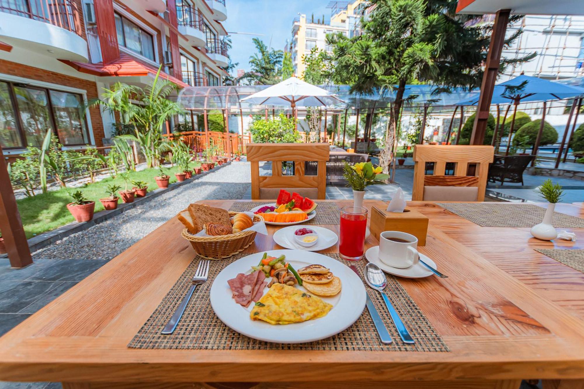 Temple Himalaya Hotel & Spa Pokhara Dış mekan fotoğraf