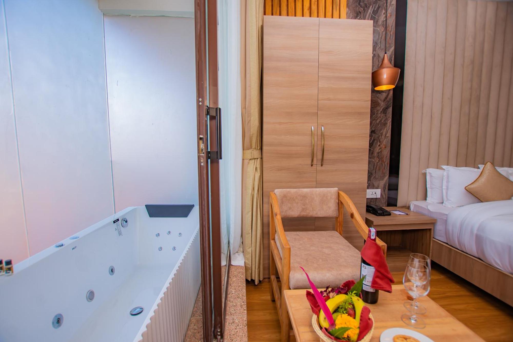Temple Himalaya Hotel & Spa Pokhara Dış mekan fotoğraf
