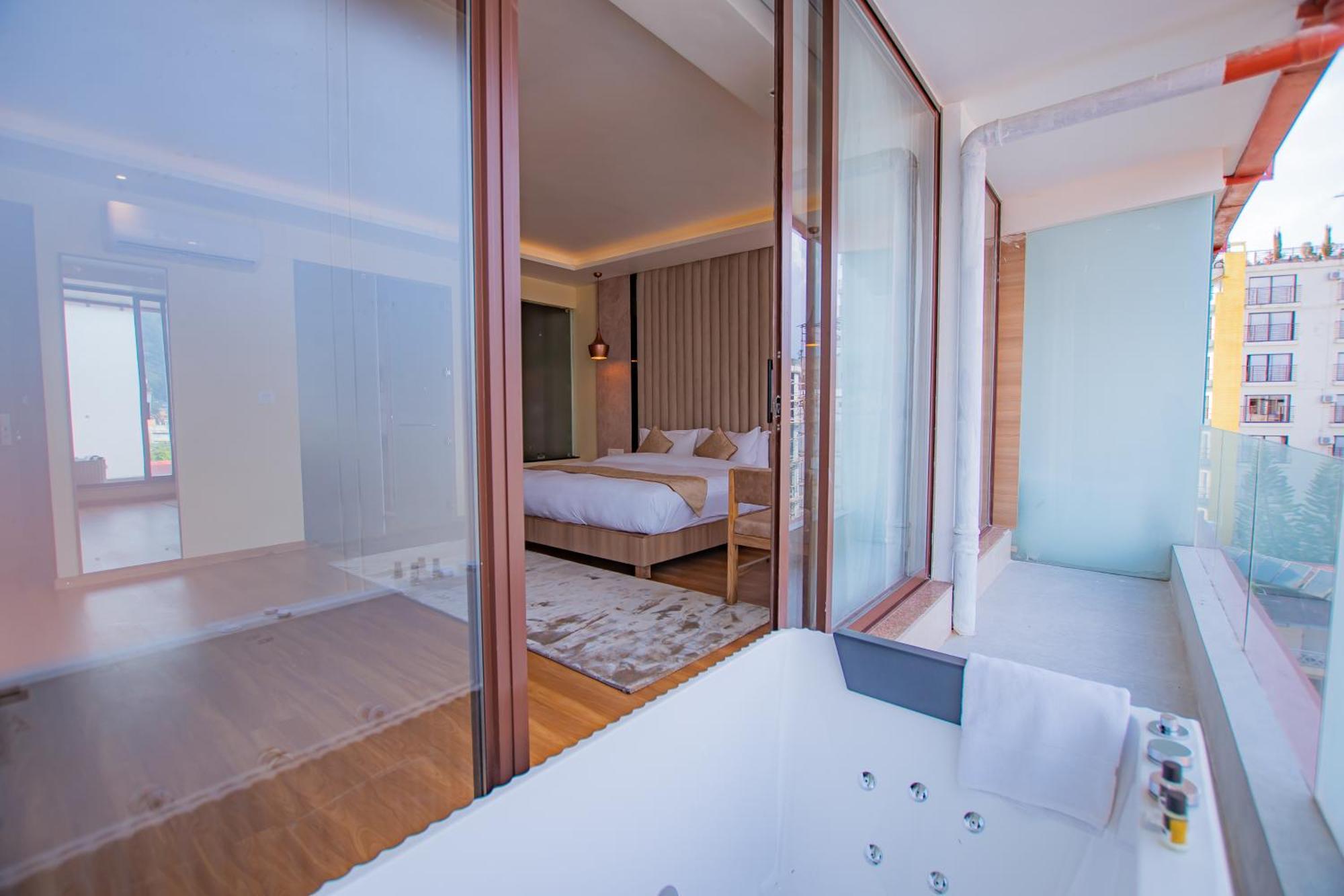 Temple Himalaya Hotel & Spa Pokhara Dış mekan fotoğraf